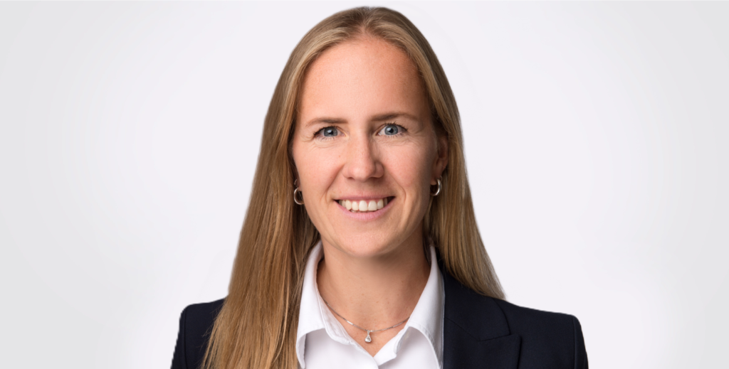 Foto Riccarda Georg in weißer Bluse und blauem Blazer