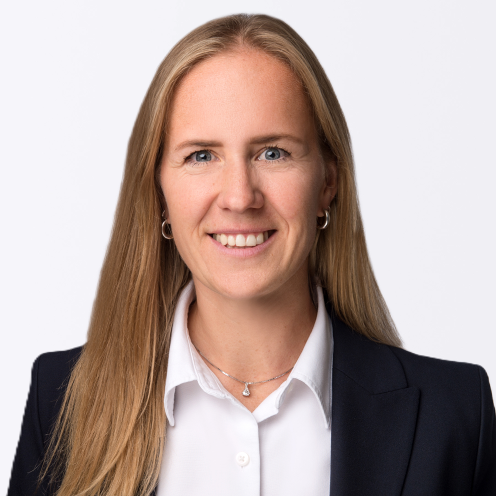 Foto Riccarda Georg in weißer Bluse und blauem Blazer